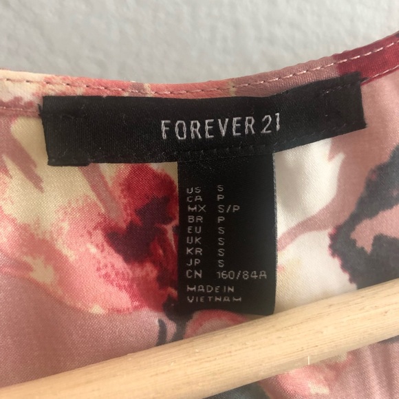 A pink floral crop top only worn once - Picture 2 of 5